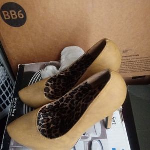 A pr. gold heels